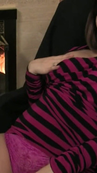 Procace ragazza bruna si sditalina e gioca con la sua figa bagnata fino all'orgasmo