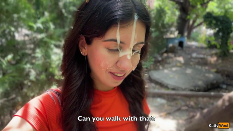 Katty West: Cewek sange ini nyepong kontol orang asing dan telan sperma...
