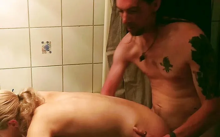 XhellllehX: Quicky in the Bathroom