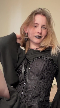 Goth Pixie Pose a Mezzanotte - Abito Nero Provocante per Finire Sharp Dildo