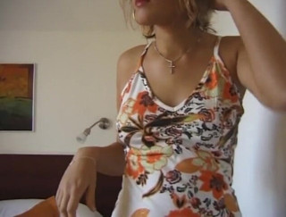Flash Model Amateurs: O fată blondă se masturbează la audiție