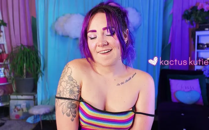 Kactus kutie: Pee Countdown and Cleavage Tease