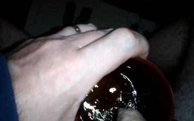 Sex hub male: John chčije na svůj hrnek kávy