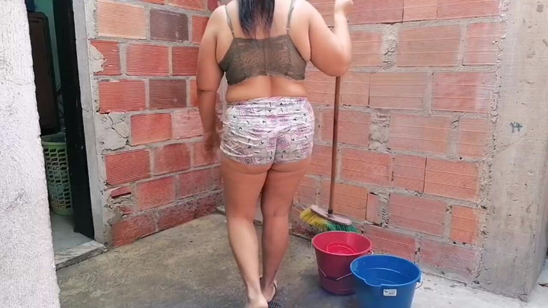 Adribella69: Děvka nevlastní sestra uklízí dvůr