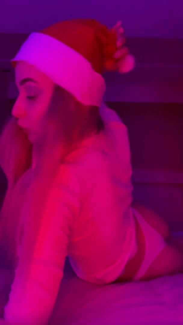 My bf cuckold: Seksowna noworoczna dziewczyna bawi się wibratorem nie nago