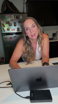 Podvádějící zralá MILF PAWG bere velkého čůráka mladšího zaměstnance