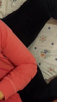 Une femme mature blonde amateur aime les jeux sexuels à moitié habillée