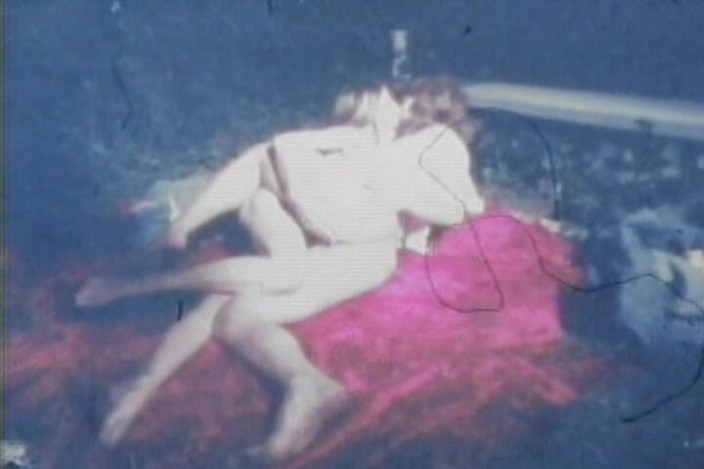 Vintage Babes: Blue-tinted Vintage Loop Shows Retro Couple in Raw 70s Action