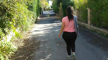 DragonGalaxy11: Une fille étrange avec un gros cul me taille une pipe...