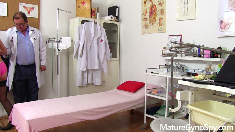 Mature Gyno Spy: Reifer frauenarzt, freakiger frauenarzt betreibt cam in seiner operation, um...