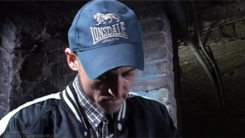 Young Bastards: Kluci z tenisek šukají ve sklepě