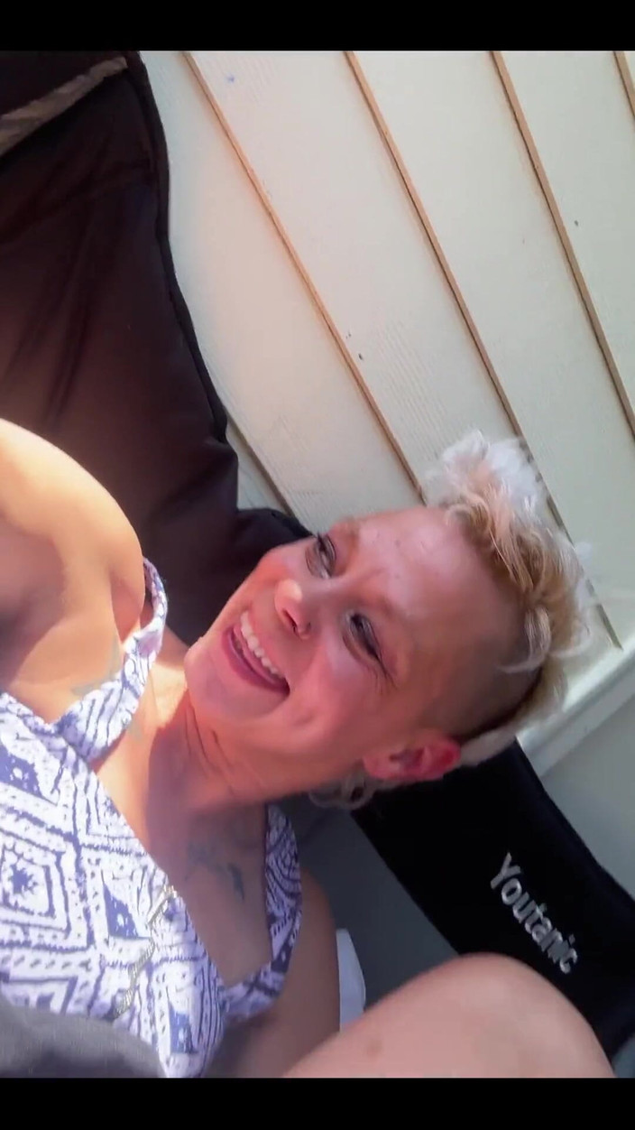 littleanda: Hai să ejaculăm în soare scuză zgomotele din afara