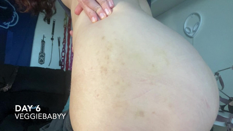 Veggiebabyy: Fessée, un cul meurtri se fait fesser