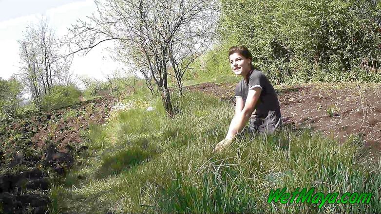 Wet Maya: Pissing nell'erba sul lato della strada