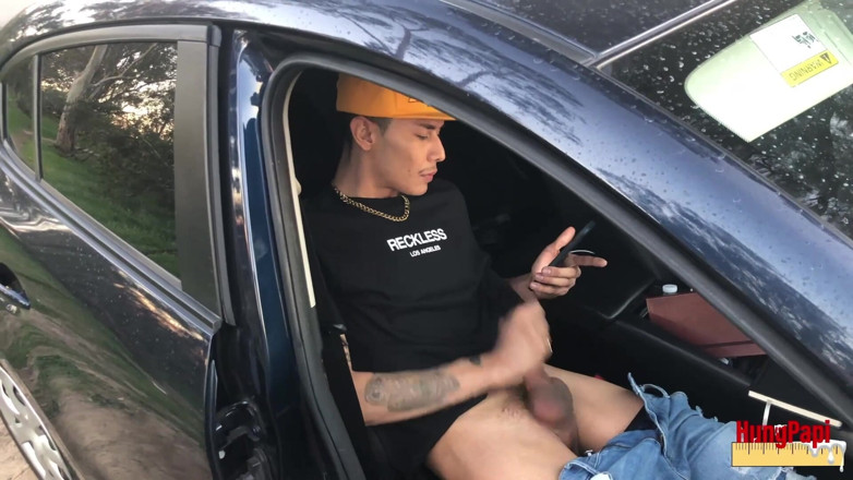 Hung Papi: Monstro pau mostra gozada sem cortes no chuveiro solo masturbando