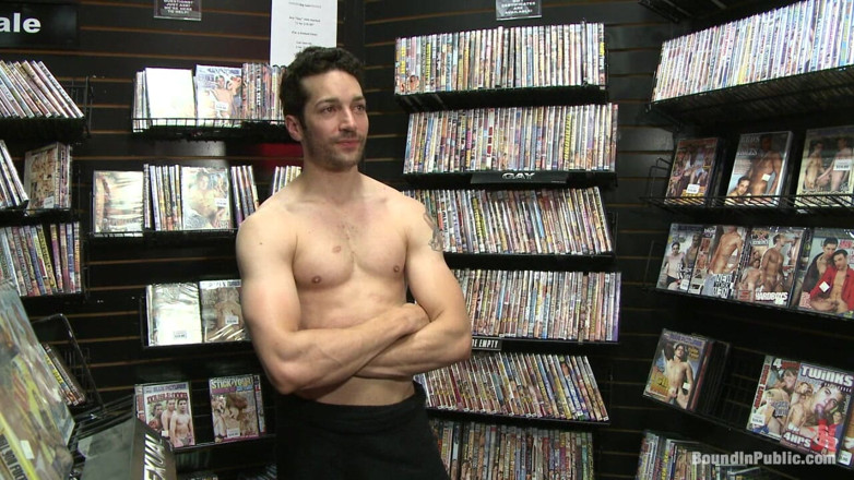 Bound in public: Hot sex shop crook follada en el back arcade