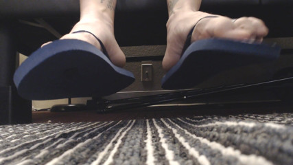 Abby Anna: Navy toe bermain dengan sandal jepit