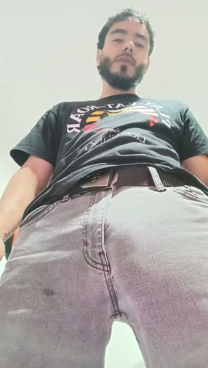 Tommhot: A Burly Stud in Jeans, Moaning