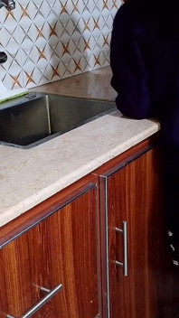 Suami India sama istrinya di dapur
