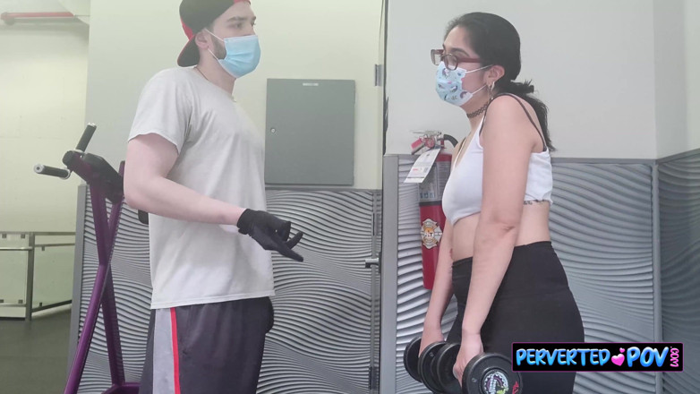 Perverted POV: 만 팬 모델 체육관에서 남자로부터 콘텐츠를 가져옵니다