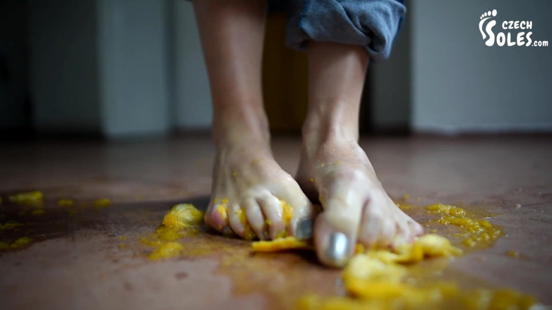 Czech Soles - foot fetish content: मैं फलों को कुचल दूंगा और आप इसे मेरे पैरों से चाटेंगे!
