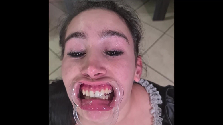 domslutfucker: Pembantu rumah Perancis cuba menelan kencingnya sendiri melalui penari bibir