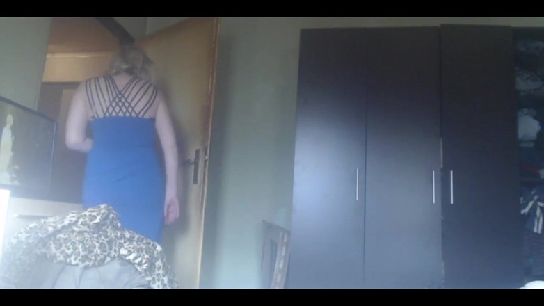 Blond Goddes: Gagică sexy fumătoare în rochie își fute pizda cu jucăriile preferate. 