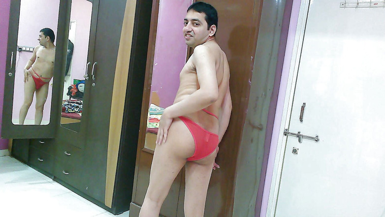 Cute & Nude Crossdresser: Sexy sissy crossdresser femboy sladké lízátko v plážovém krytu se...