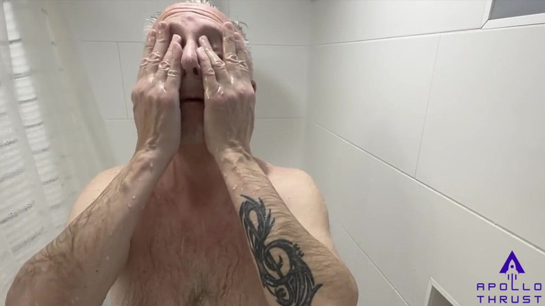 ApolloThrustXXX: Shower indoor bareng apollo