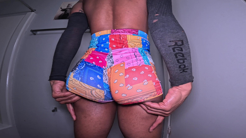 Bubble_butt_babe: Pantat bahenol cewek imut ini lagi asik mainin pantat bahenolnya