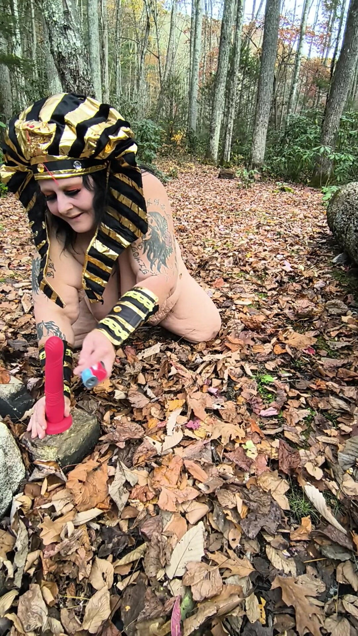 HerculesnVENUS: Co dělá ta děvka v těch listech? na kolenou?