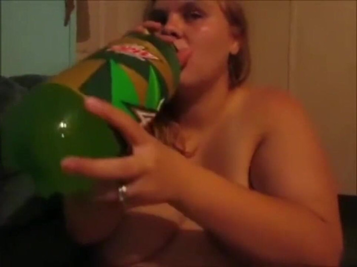 Fat House Wife: Une grosse BBW mange du fromage grillé à poil