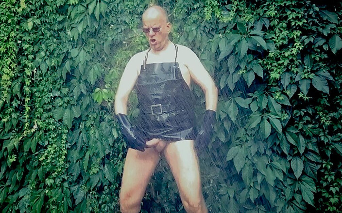 GERMANE_XL: La cachonda jardinera de goma 7