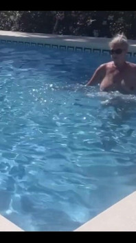 Ziua de filmare de ieri s-a încheiat cu o scufundare în piscină