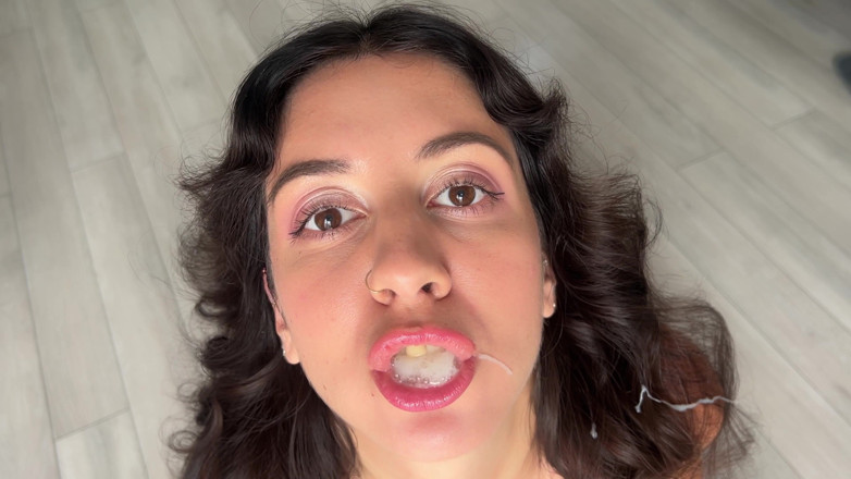 Katty West: मुंह में शुक्राणु के साथ खेल रहा है