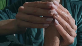 Massage relaxant de la bite après une longue journée de travail pour mon mari