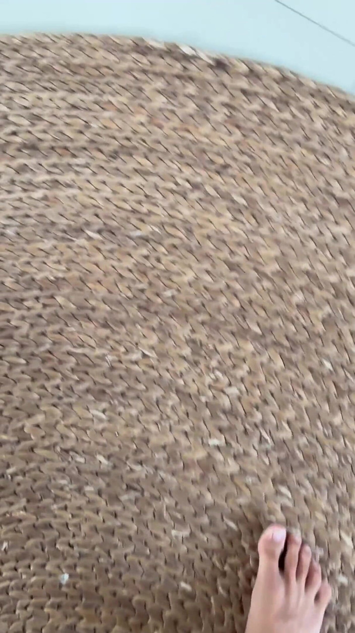 Chokobanana: 我的新厚室友在沙发上自慰被抓包