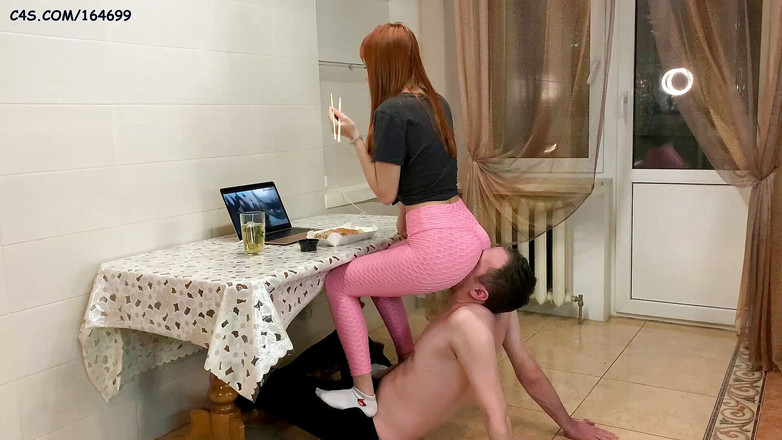 Petite Princesses Femdom: Kira dîne dans la cuisine en utilisant son copain comme...