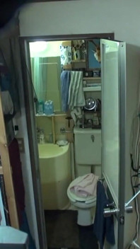 L'amica di mia moglie è stata nella mia stanza e il suo fascino maturo mi ha lentamente tirato vicino - ep1