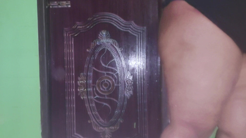 Your Boy's Cum: 当我的继母在没有锁门的卫生间里淋浴时,我看到她的大屁股和巨大的奶子裸体,然后在淋浴后操她