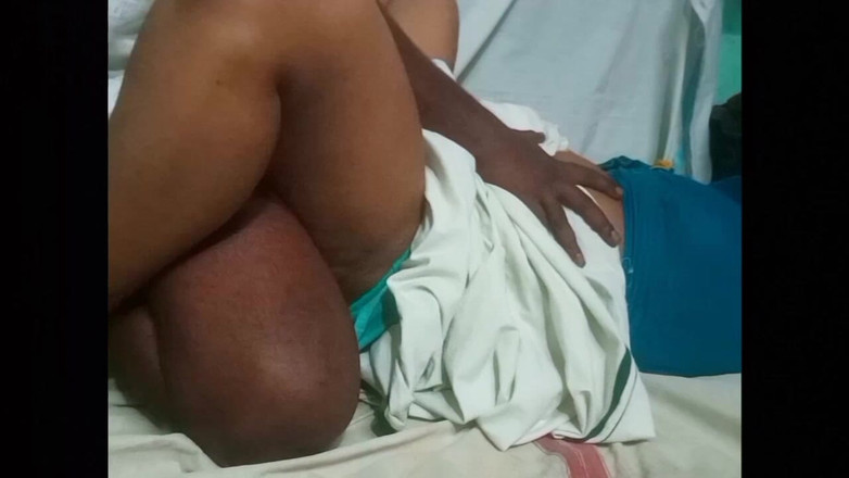 Desi Sathiya: Menjilat Video Ciuman