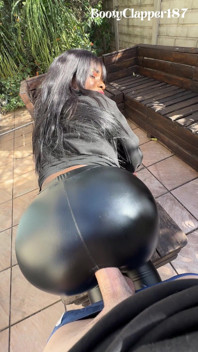 Son Pantalon En Latex Brillant Reçoit Une Éjaculation Énorme