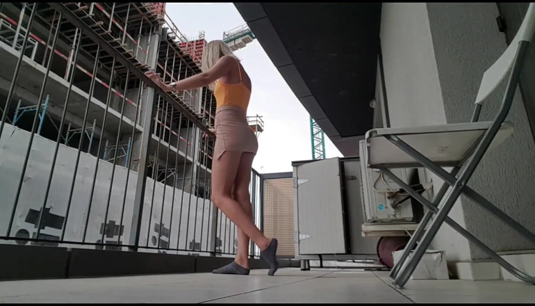 Erotic Tanya: 발코니에서 방귀를 뱉는 금발 걸레