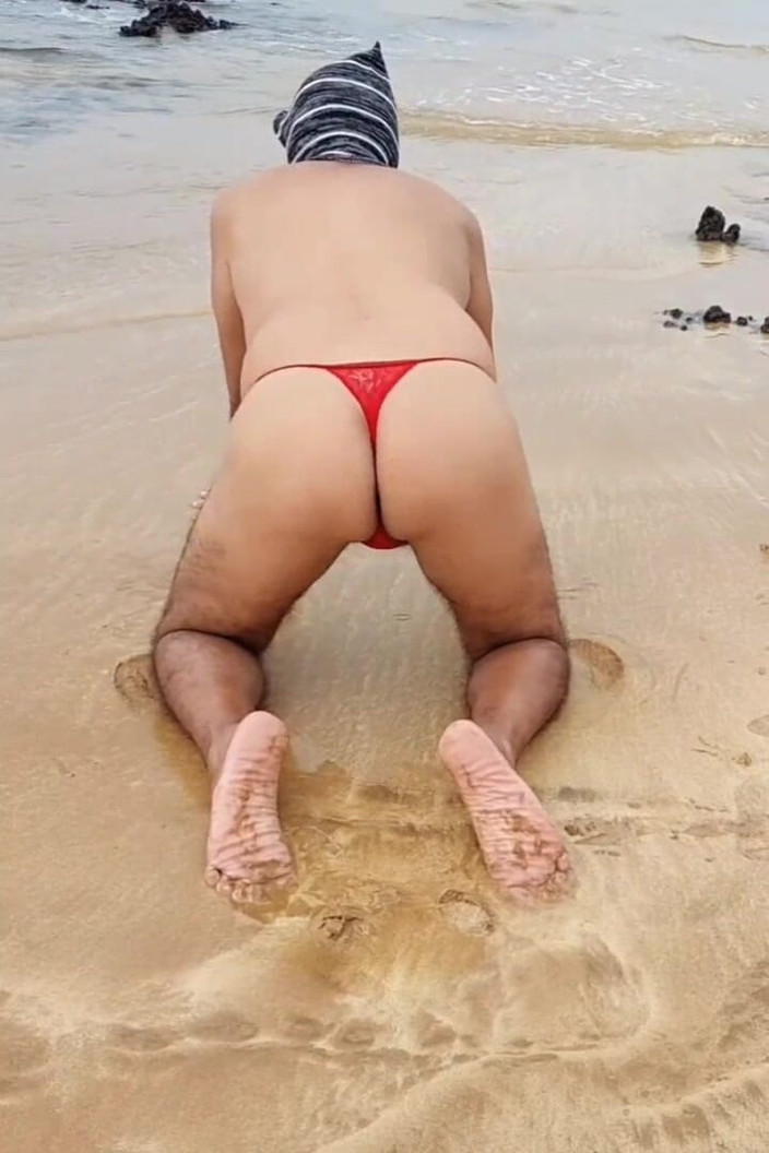 Ladysilvas: Ladysilva crossdresser en la playa en bragas, qué puta caliente