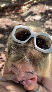 Plajda rastgele seksi sarışını sikiyor ve dolduruyor