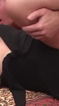 Dev ama el sexo cachondo así que ella hace garganta profunda y toma polla anal en la cama