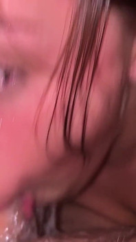Garganta profunda sem piedade, bagunçada !! Saliva, cuspe, baba, chupando bolas, o melhor boquete.