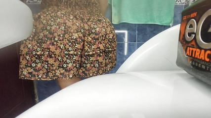 Katrina4deluxe: 女性は公衆トイレで彼女の放尿を記録するカメラを発見します