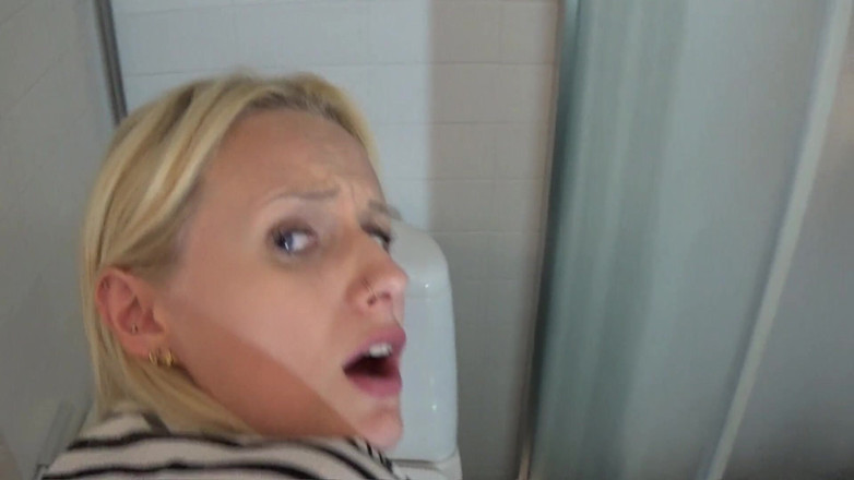 Amateur Homemade Porn: Mijn stiefmoeder met dikke kont neuken in een openbaar toilet