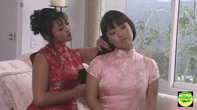 Naughty Asian Women: Awek Asia menonton dengan kufur semasa dia menerima dua zakar...